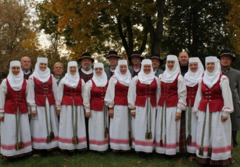 Senjorų liaudiškų šokių grupė LANKESA